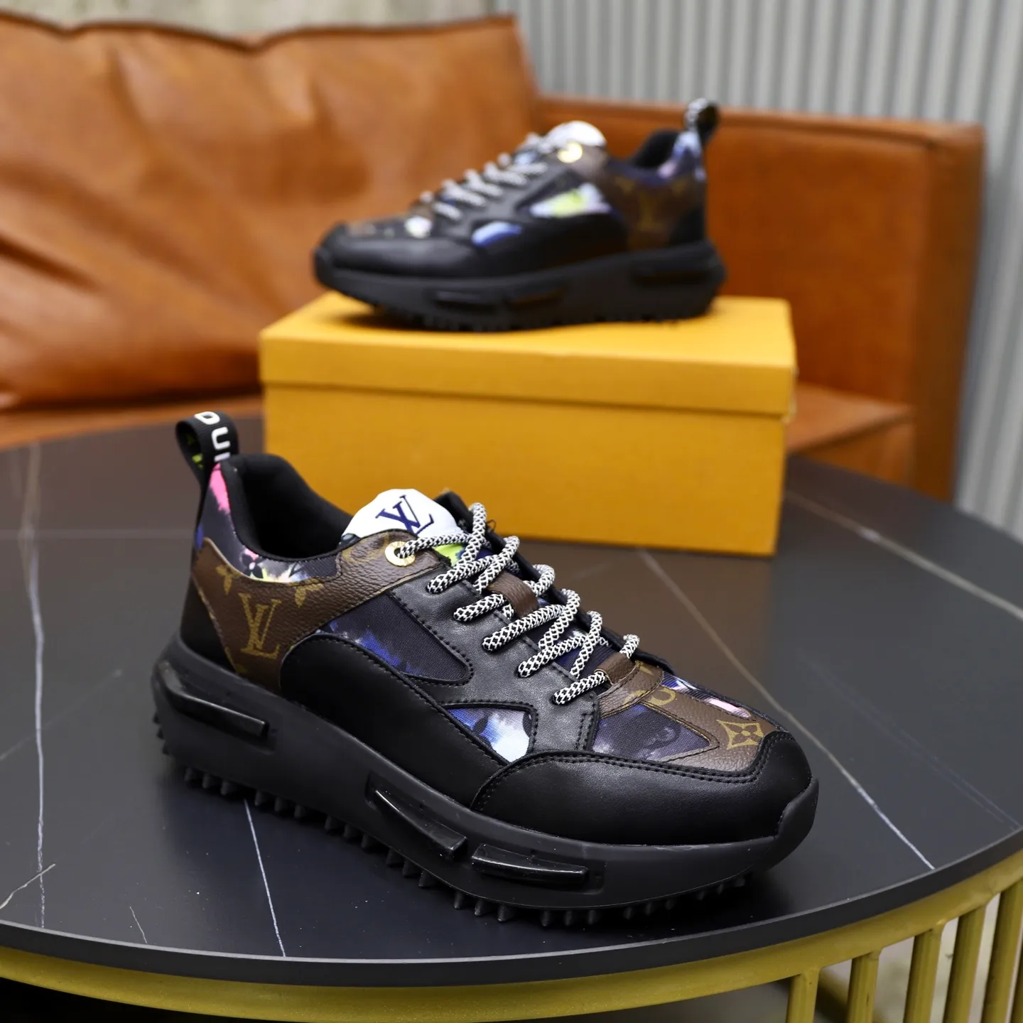 Ex-factory price: 462💰🙅‍♂️🙅‍♂️🙅‍♂️ Brand: LV Louis Vuitton Standard code: 38-44 (45 customized) Grade: Same as the official website Material: Original material splicing Comfortable and breathable lining Lightweight and wear-resistant sports outsole Style category: Men's fashionable casual shoes Running sneakers Distinguished luxury brand elements Top luxury Color: actual picture color